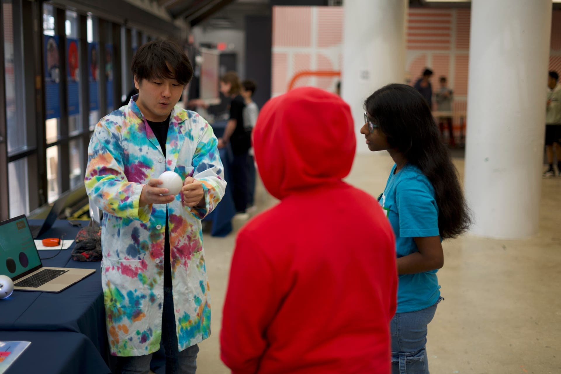 Kids fascinated by Qubi at the KID Museum
