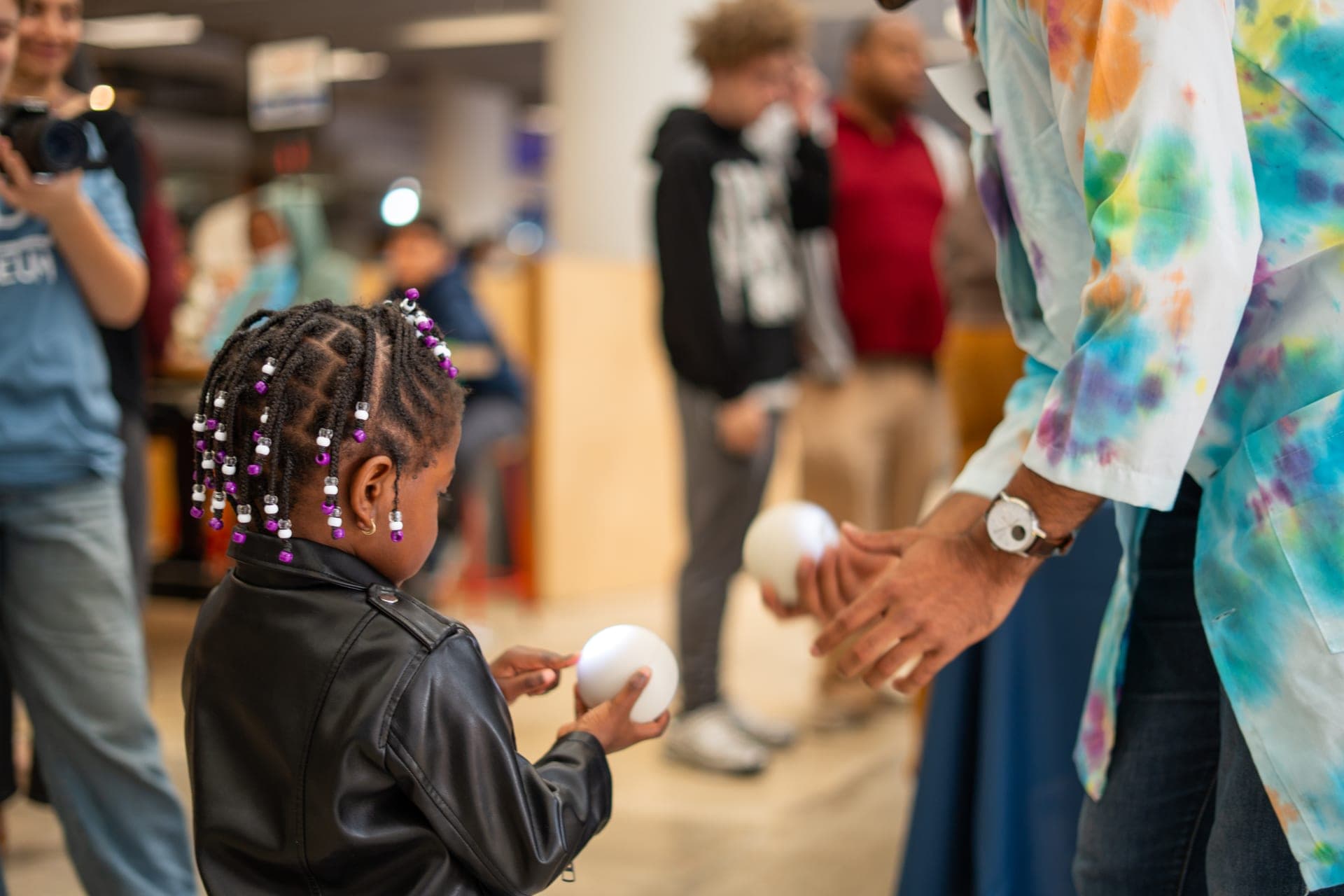 Kids captivated by Qubi at the KID Museum