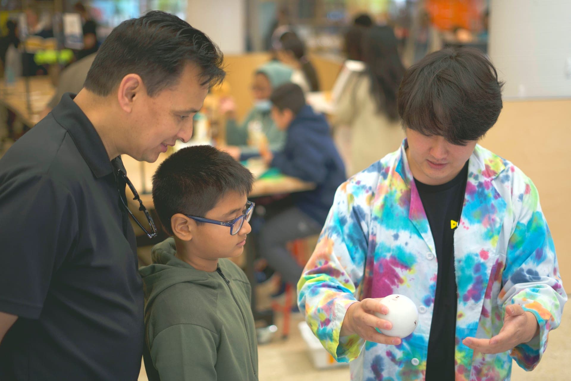 Kids learning about quantum gates with Qubi